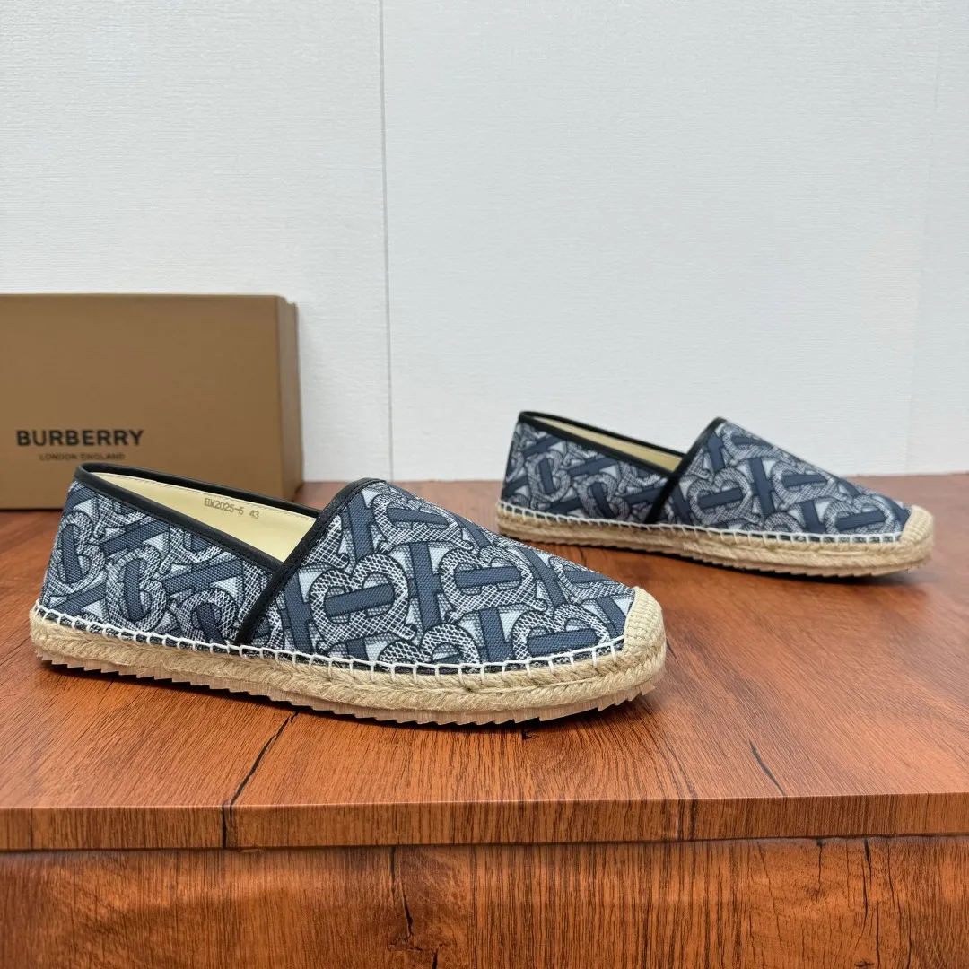 Batch 600 Burberry/Burberry new summer men's embroidered straw fisherman shoes, cool slip-on straw shoes! Encounter British fashion with Burberry espadrilles, a perfect blend of classic and fashionable. The unique printing on the upper is a manifestation of the brand's style. Every color and every pattern tells the story of England. Straw soles bring a natural texture, comfortable and chic. Whether you are strolling in the city streets or heading to the beach for vacation, it can add elegance and charm to you, easily become the center of attention, and start your own fashion journey. Classic knitted canvas upper, with thin calfskin lining suitable for summer, straw lining, genuine leather patch at the bottom of the heel, hemming technology, and Mark stitching details! Anti-slip rubber bottom layer, integrated injection molding of large LOGO letters and badges, multiple colors and styles to choose from, complete package! Size: 39-40-41-42-43-44 normal size item number: 2025-5 printing gray